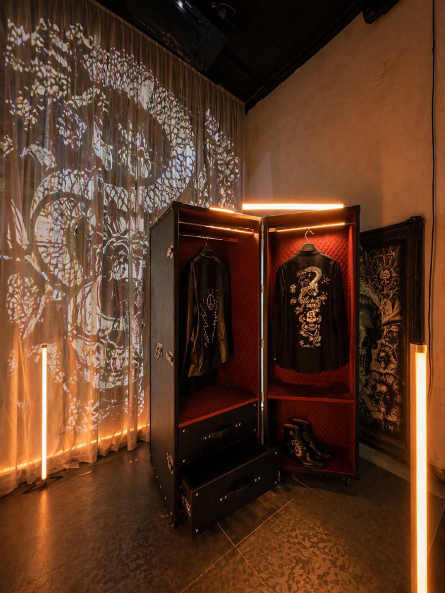 Il Baule Armadio in pelle di vitello nera presso l&rsquo;installazione fuori salone &ldquo;Living as a Rock Star&rdquo;